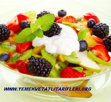 Yoğurtlu Meyve Salatası Tarifi